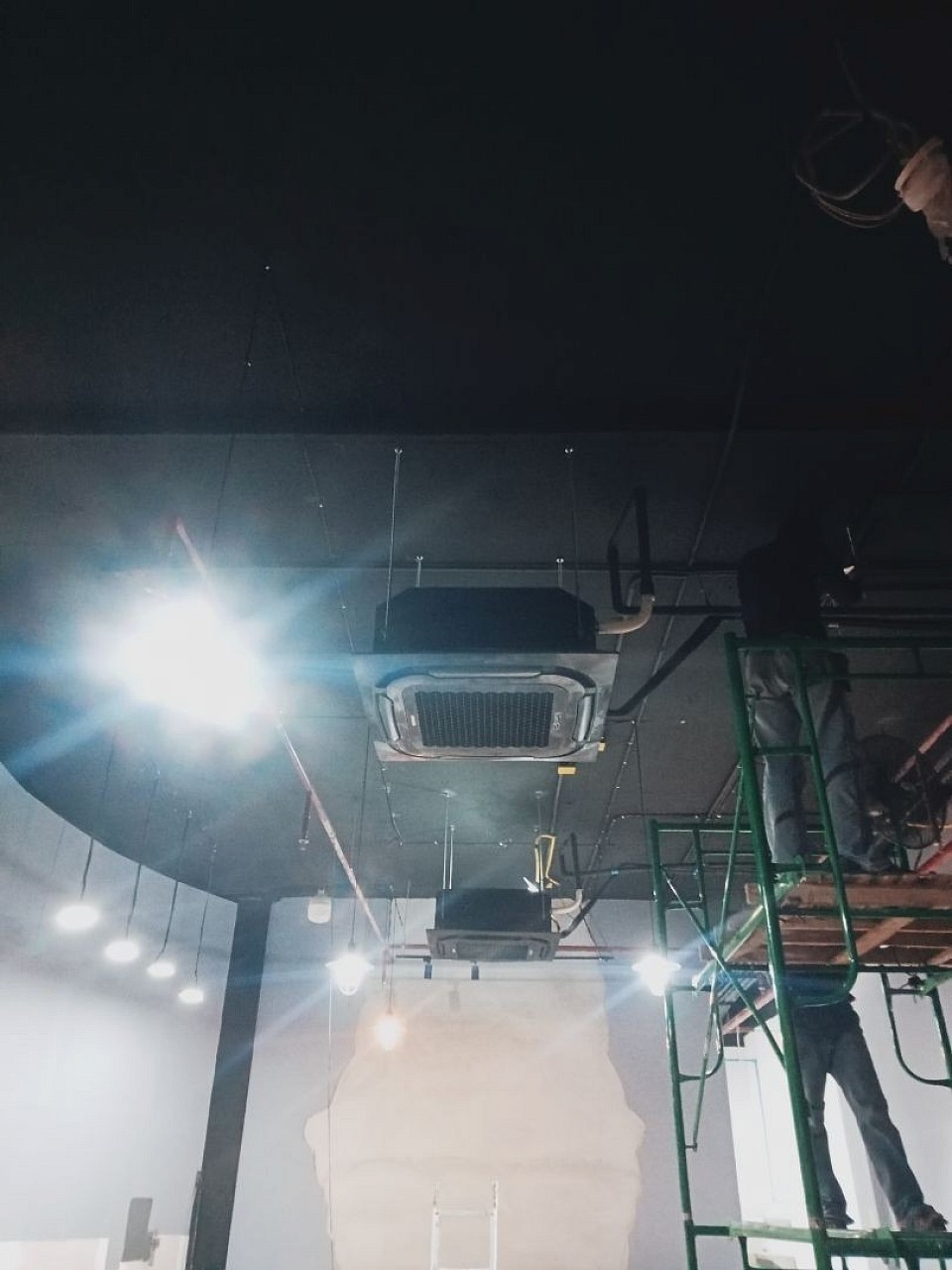 ภาพทีมงานติดตั้งแอร์ 4 ทิศทางในความสูง 8 เมตร