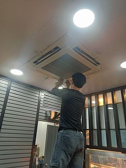 เข้าแก้ไขระบบแอร์ในขณะที่ลูกค้ายังสามารถเปิดการค้าขายตามปกติ