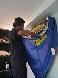 คลุมผ้าใบล้างแอร์อย่างดี